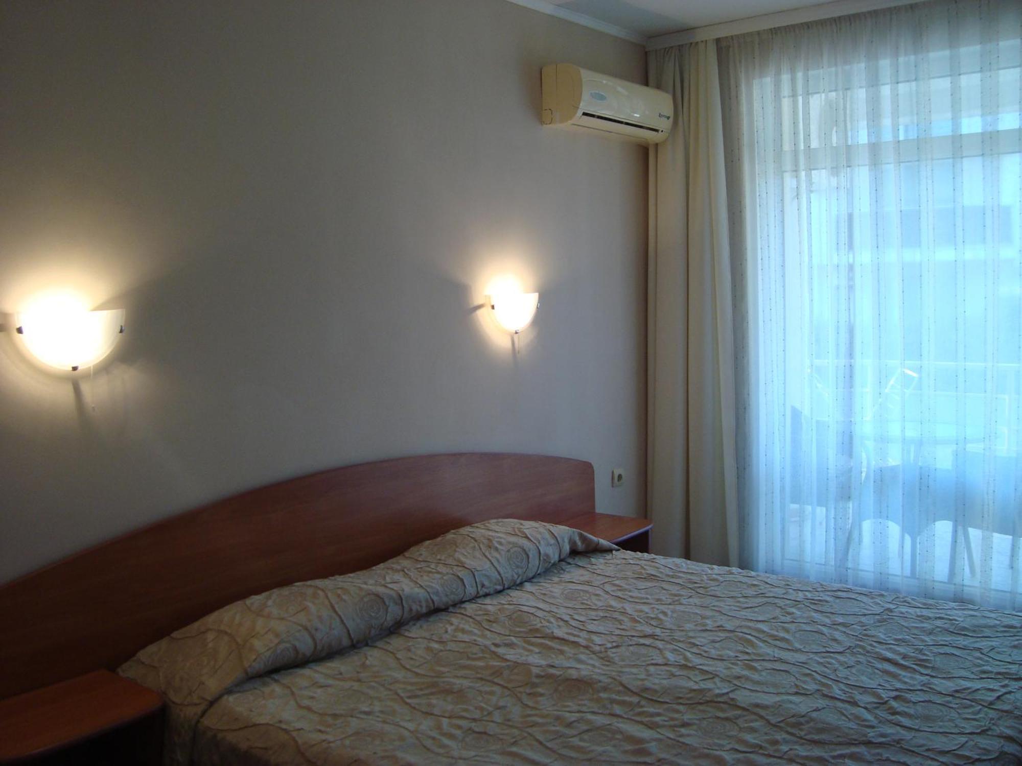 Hotel Astra Ravda Buitenkant foto