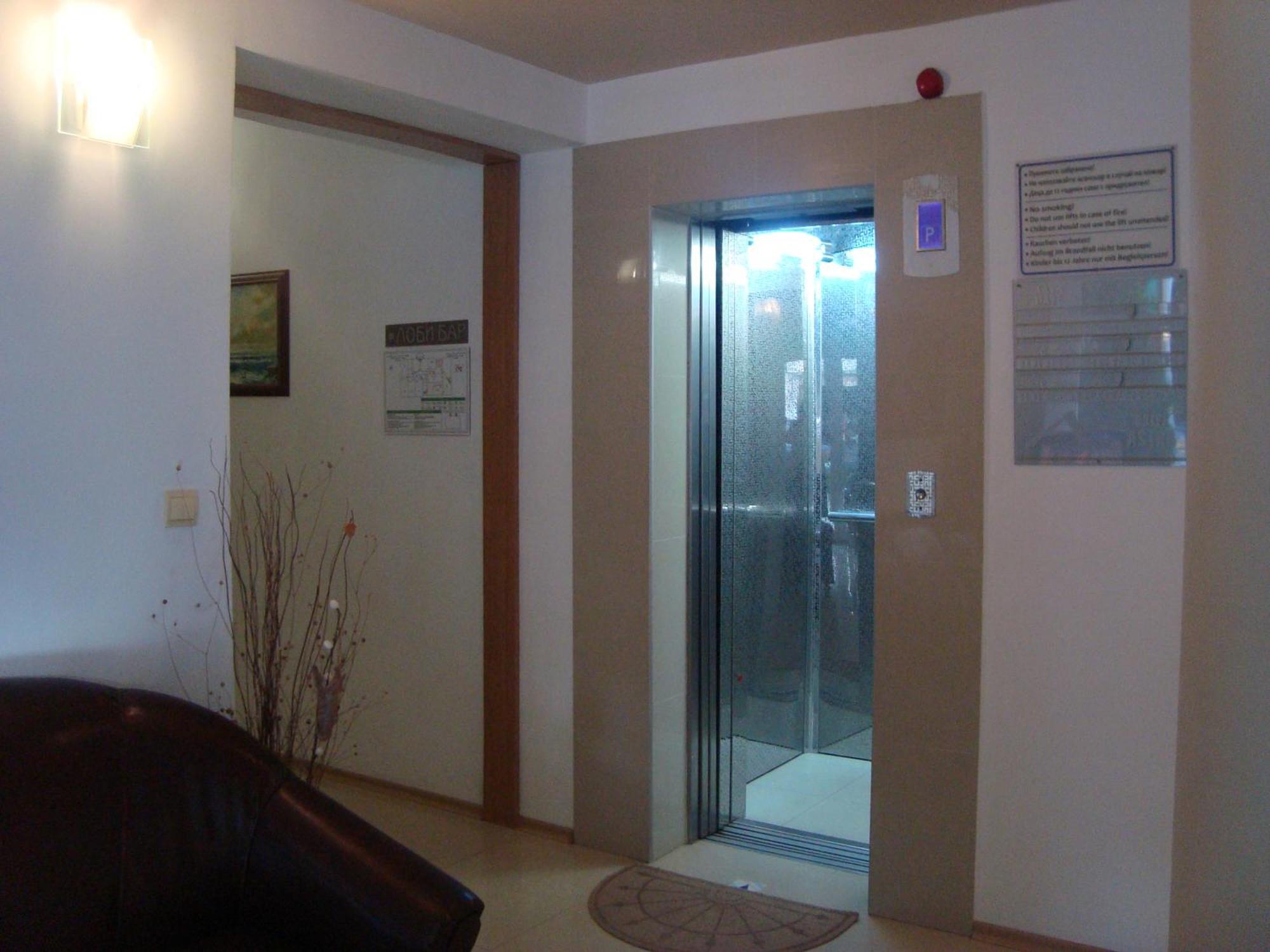 Hotel Astra Ravda Buitenkant foto