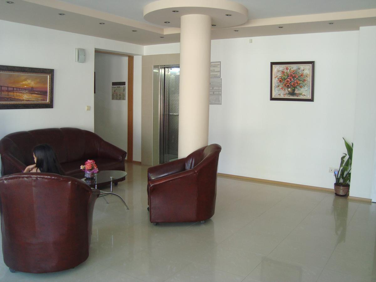 Hotel Astra Ravda Buitenkant foto